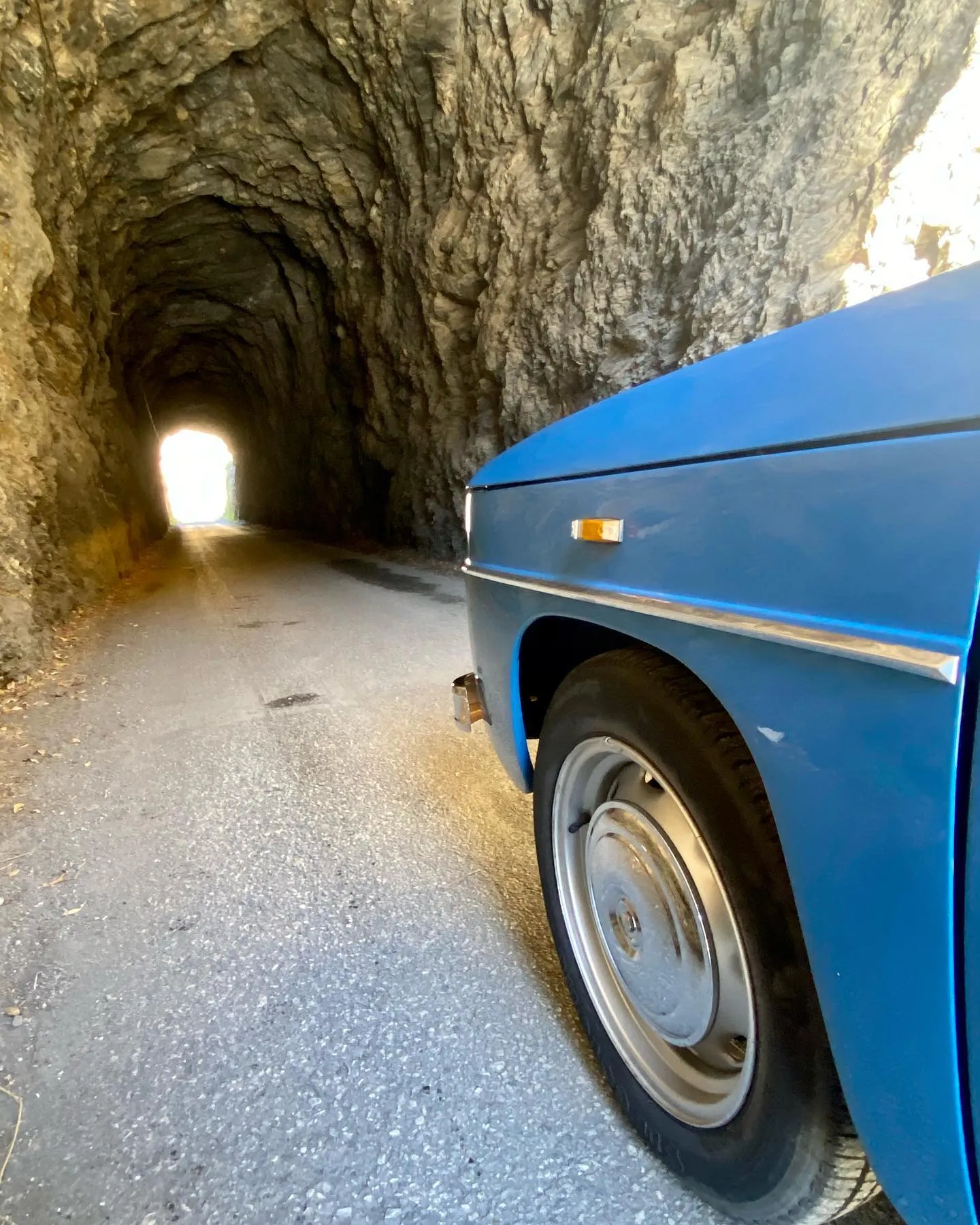Renault 8 TS restaurado por The Vint-Garage