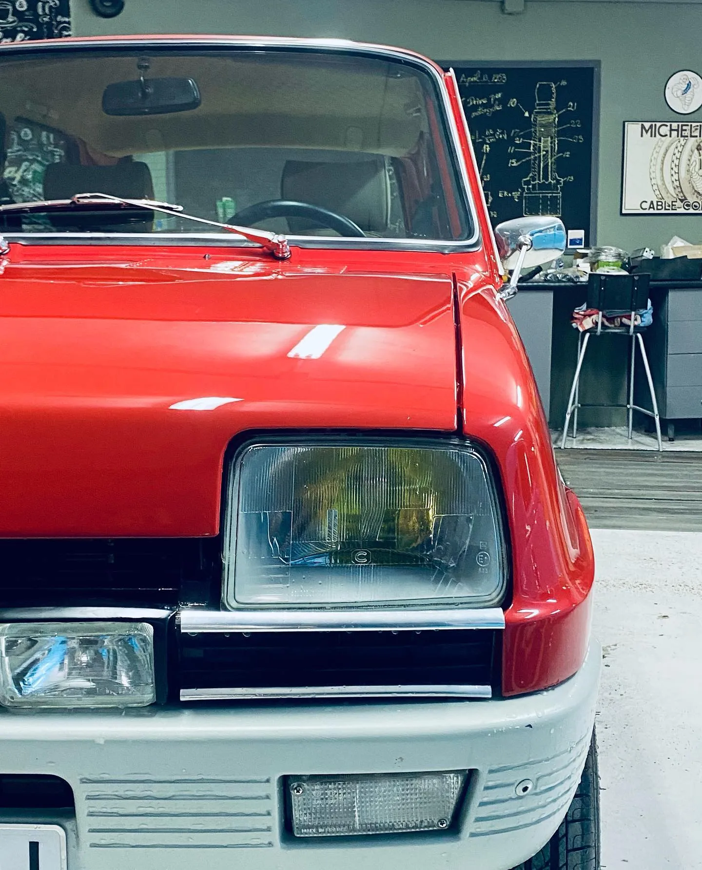Renault 5 rojo en el taller