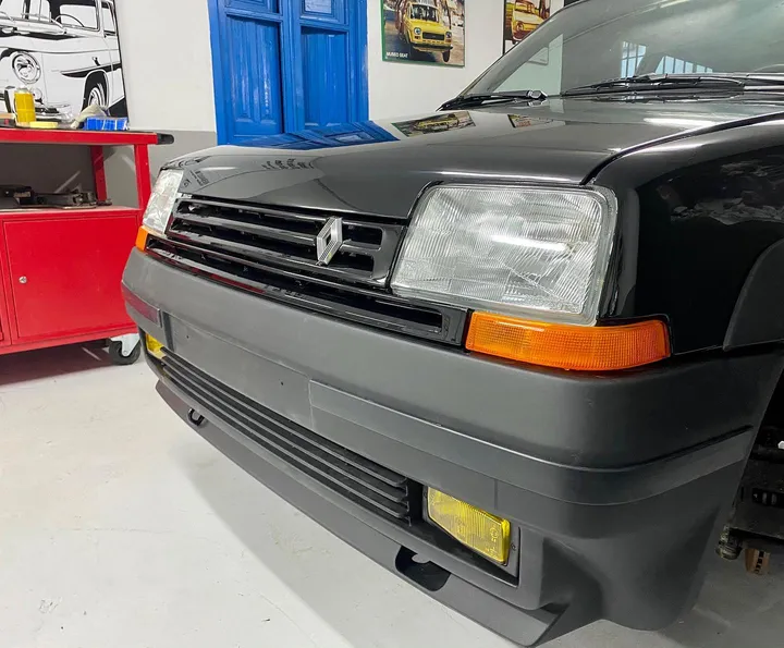 Renault 5 GT Turbo restaurado por The Vint-Garage