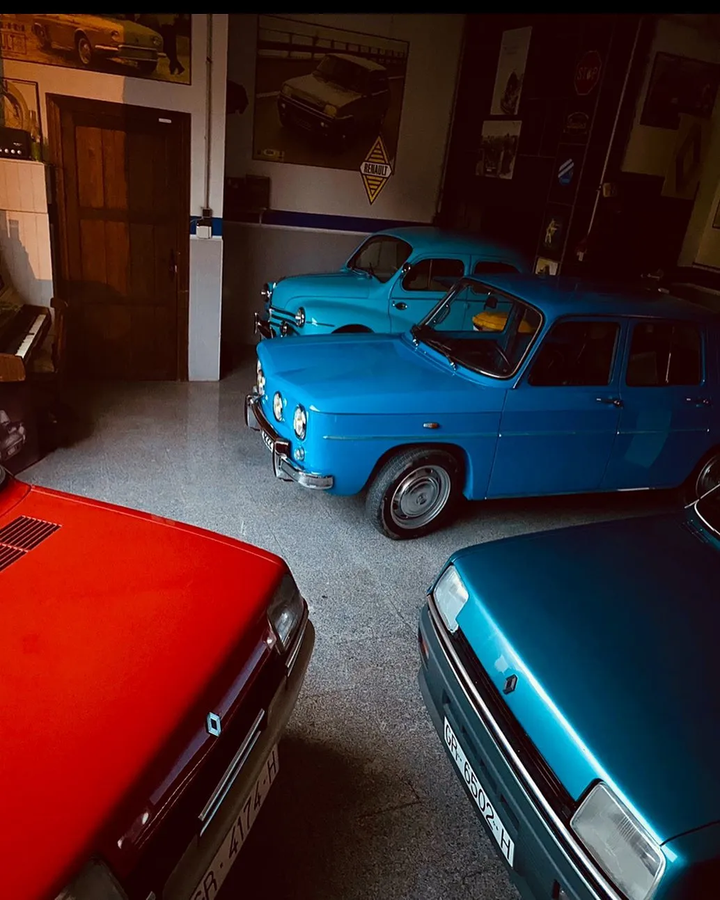 Varios Renault clásicos aparcados en el garaje