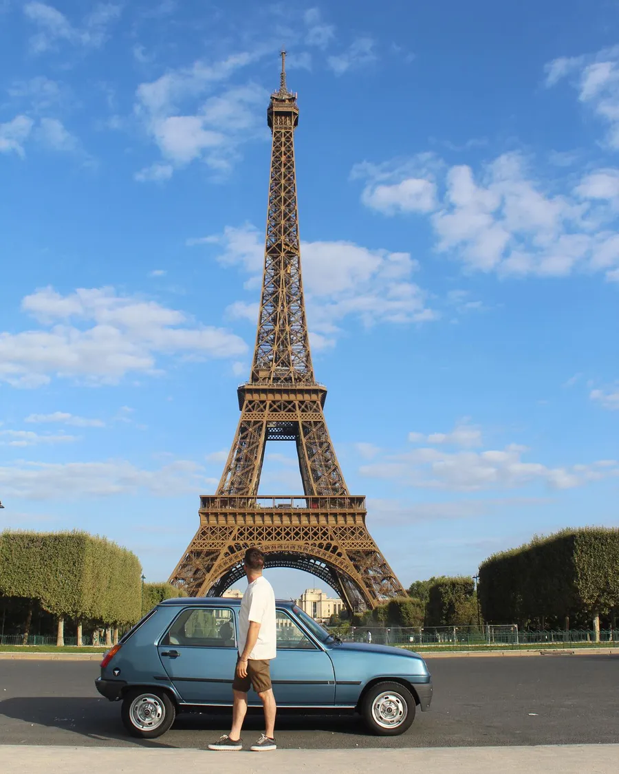 Renault 5 clásico frente a la Torre Eiffel en París