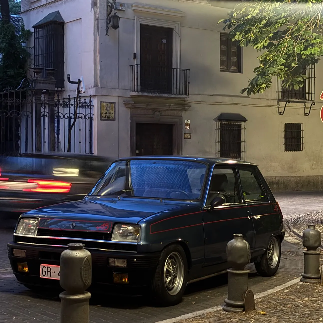 Renault 5 clásico de noche en Granada