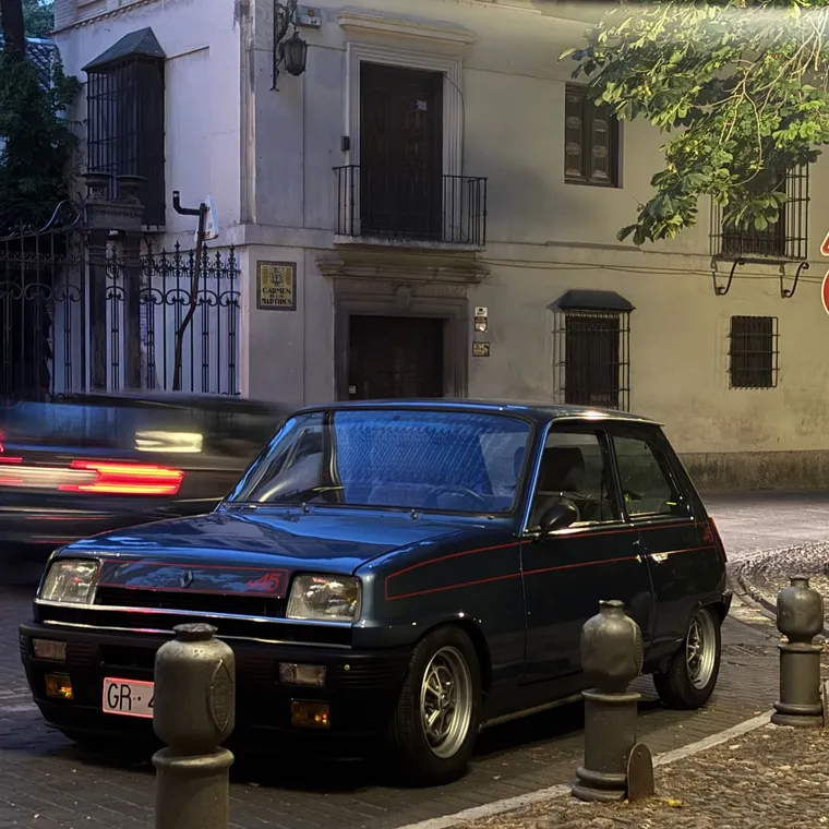 Renault 5 clásico de noche en Granada