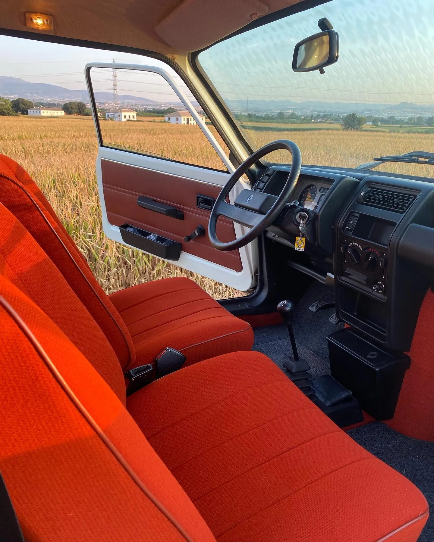 Tapicería naranja setentera de un Renault 5
