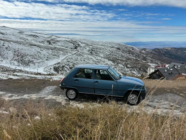 Renault 5 azul de perfil en las pistas nevadas de Sierra Nevada