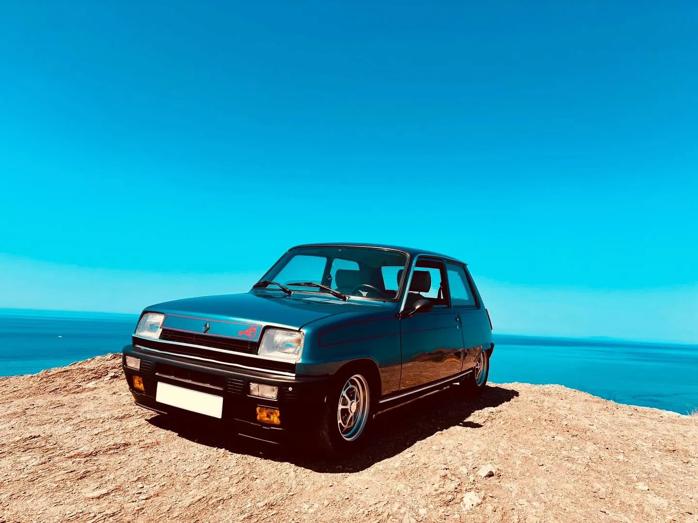 Renault 5 clásico frente al mar